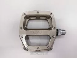 DMR V12 Magnesium Harmaa Polkimet